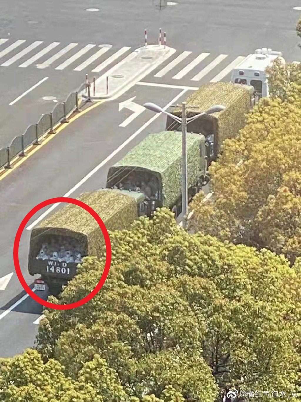 居民拍下大批身穿防護服的武警馳援上海。（圖／翻攝自微博）