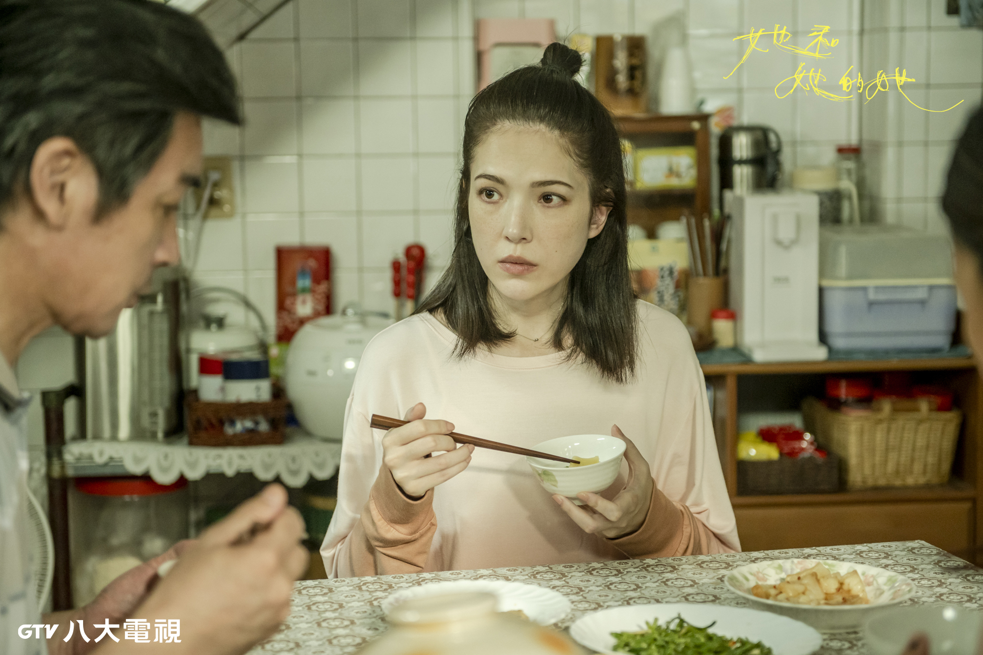 許瑋甯自曝吃飯戲菜色美味，想吃的心情大過於講台詞。（圖／八大電視提供）
