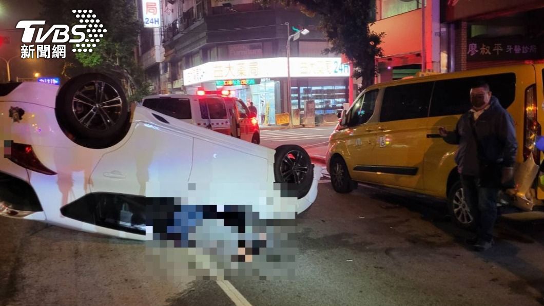 汽車失控右甩四輪朝天 波及違停計程車挨撞又挨罰