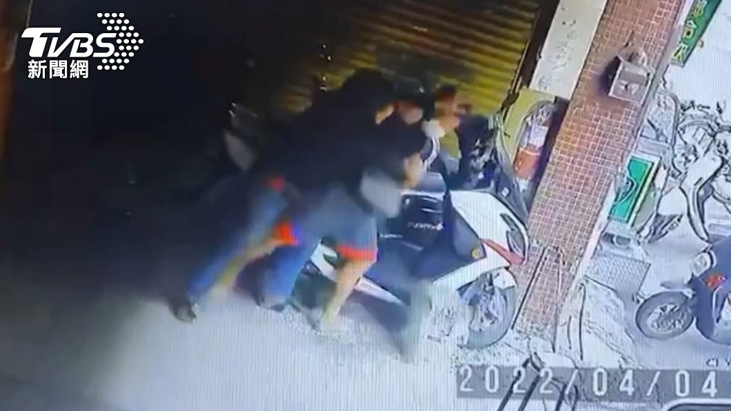 4萬5千元喬不攏!上門討債 2男持刀、磚頭互毆