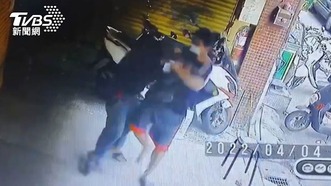 2男為了4萬五千元互毆。(圖/TVBS)