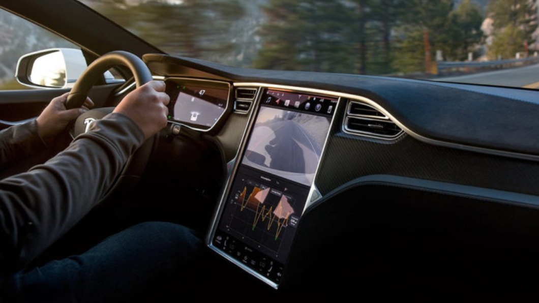 控制油門可以降低對電池的磨損。(圖/Tesla)