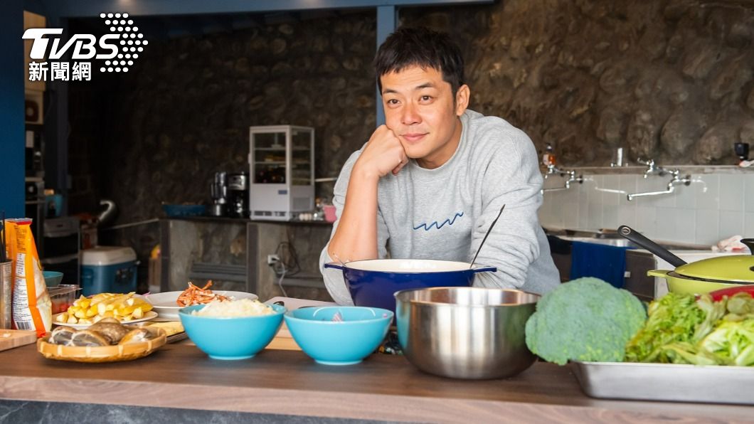 姚元浩在《營業中》擔任大廚,顧客的菜都由他一手包辦。(圖/TVBS)