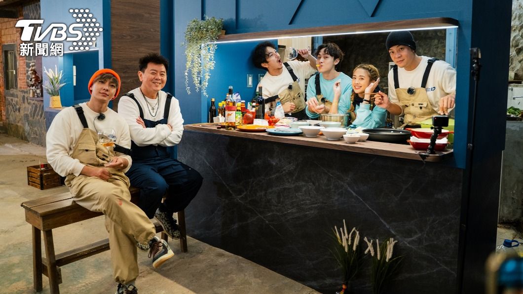 「老屋」餐廳的員工們都相當團結,即便有摩擦也會互相幫助。(圖/TVBS)