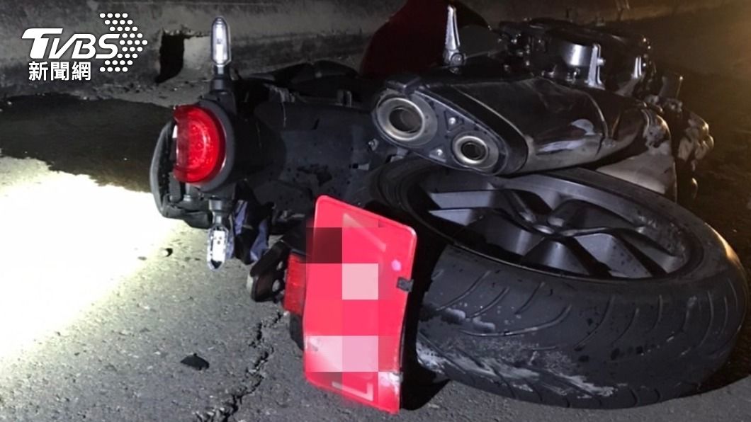 重機騎士撞護欄「斷魂西濱」 連人帶車噴飛對向遭輾亡