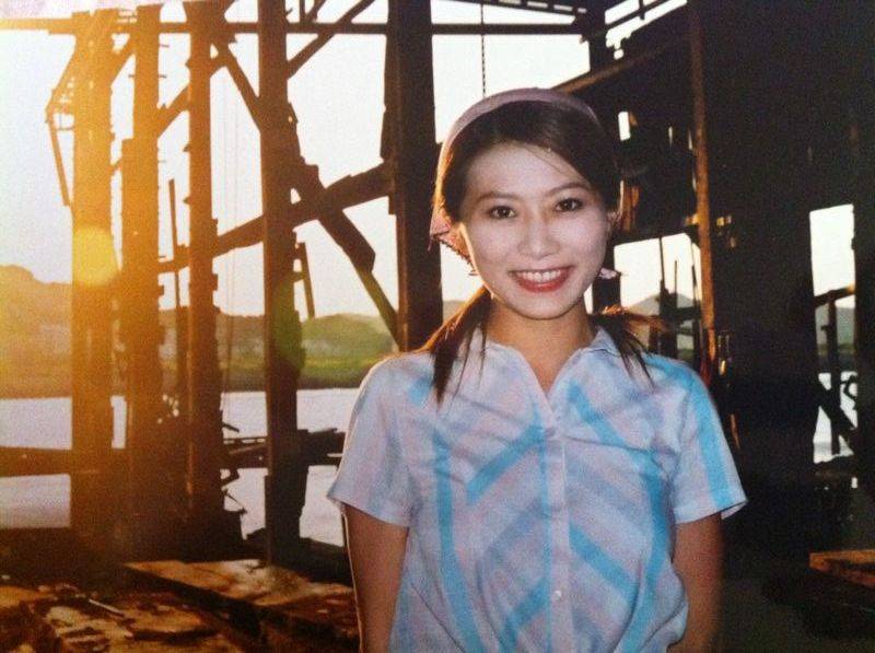 佩甄當年的樣子相當青澀,還被梁赫群笑說是工廠女工。(圖/民視提供)