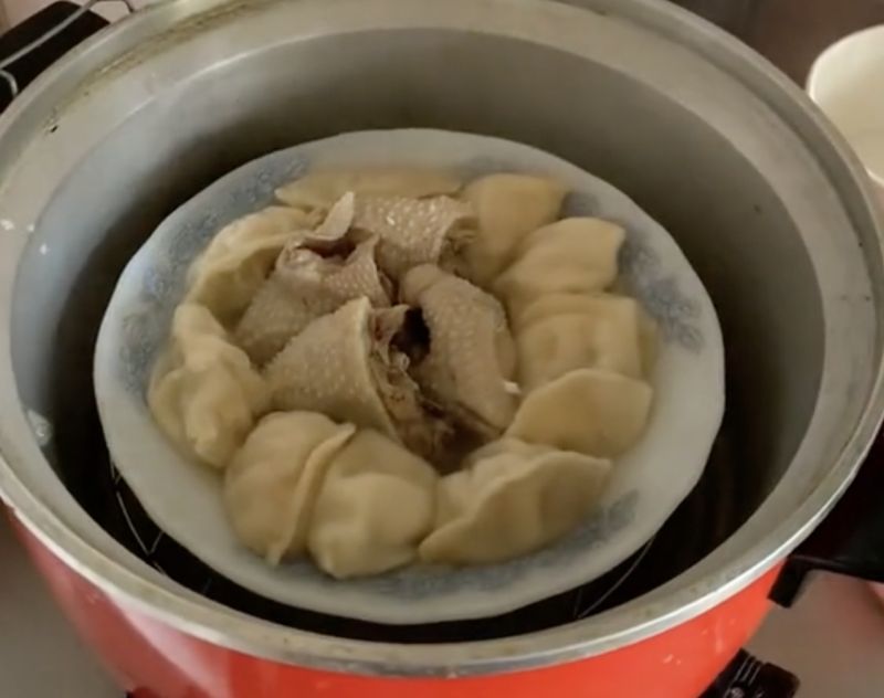由於鵝肉會出油,煮好就成為令人垂涎三尺的鵝油蒸餃。(圖/翻攝自Tik Tok)