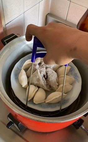 神人在水餃中間放了幾塊鵝肉。(圖/翻攝自Tik Tok)