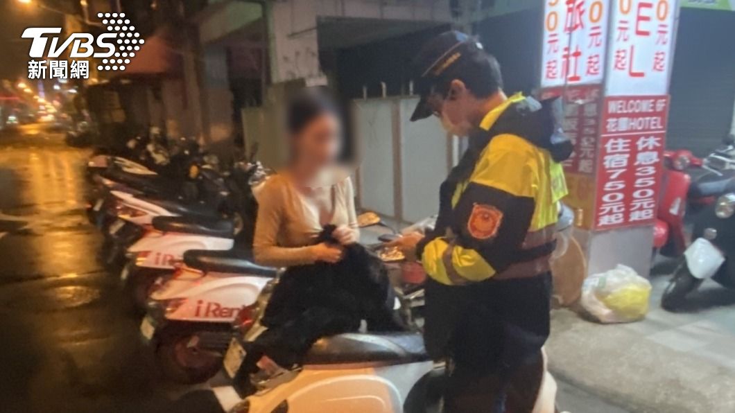 找不到哭哭!辣妹沒睡飽忘記停哪 暖警當柯南雨中幫找車