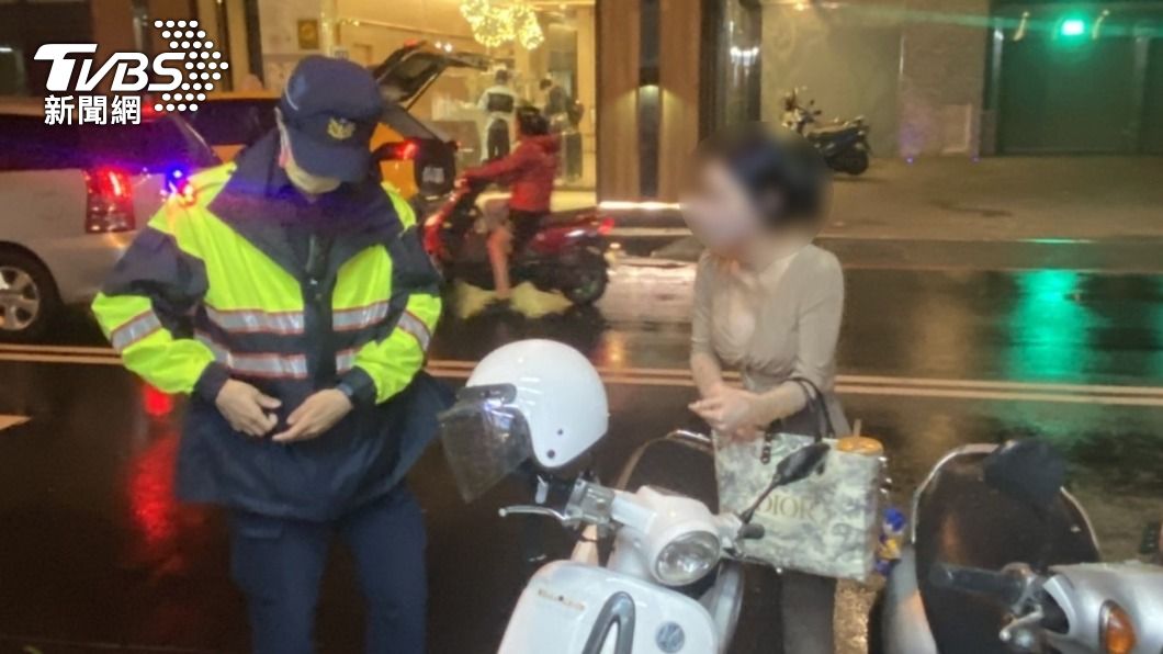 暖心警陪伴謝女成功找到機車。（圖／TVBS）