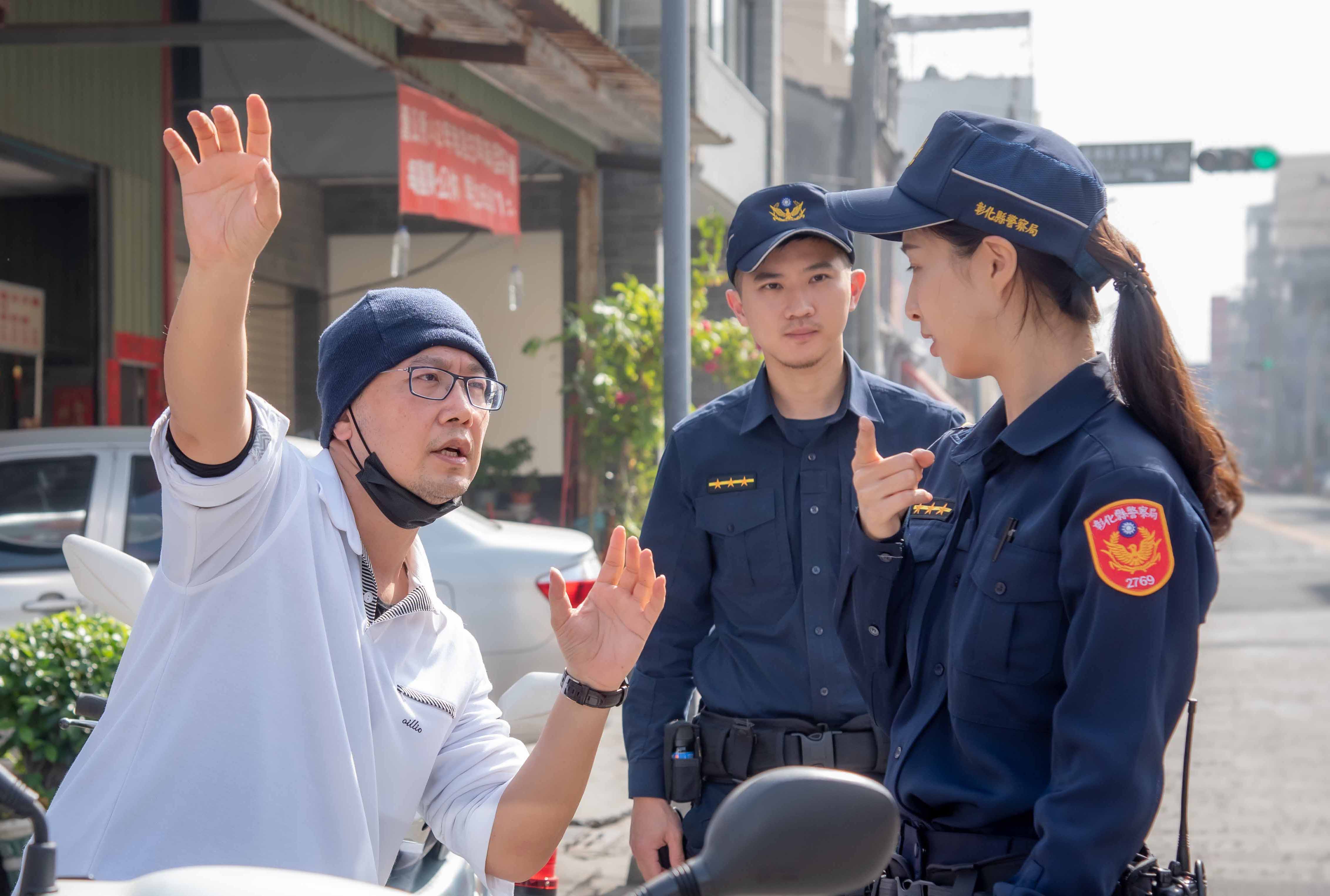 王彤鈺及楊浩民在MV中處理車禍。(圖/音圓唱片提供)