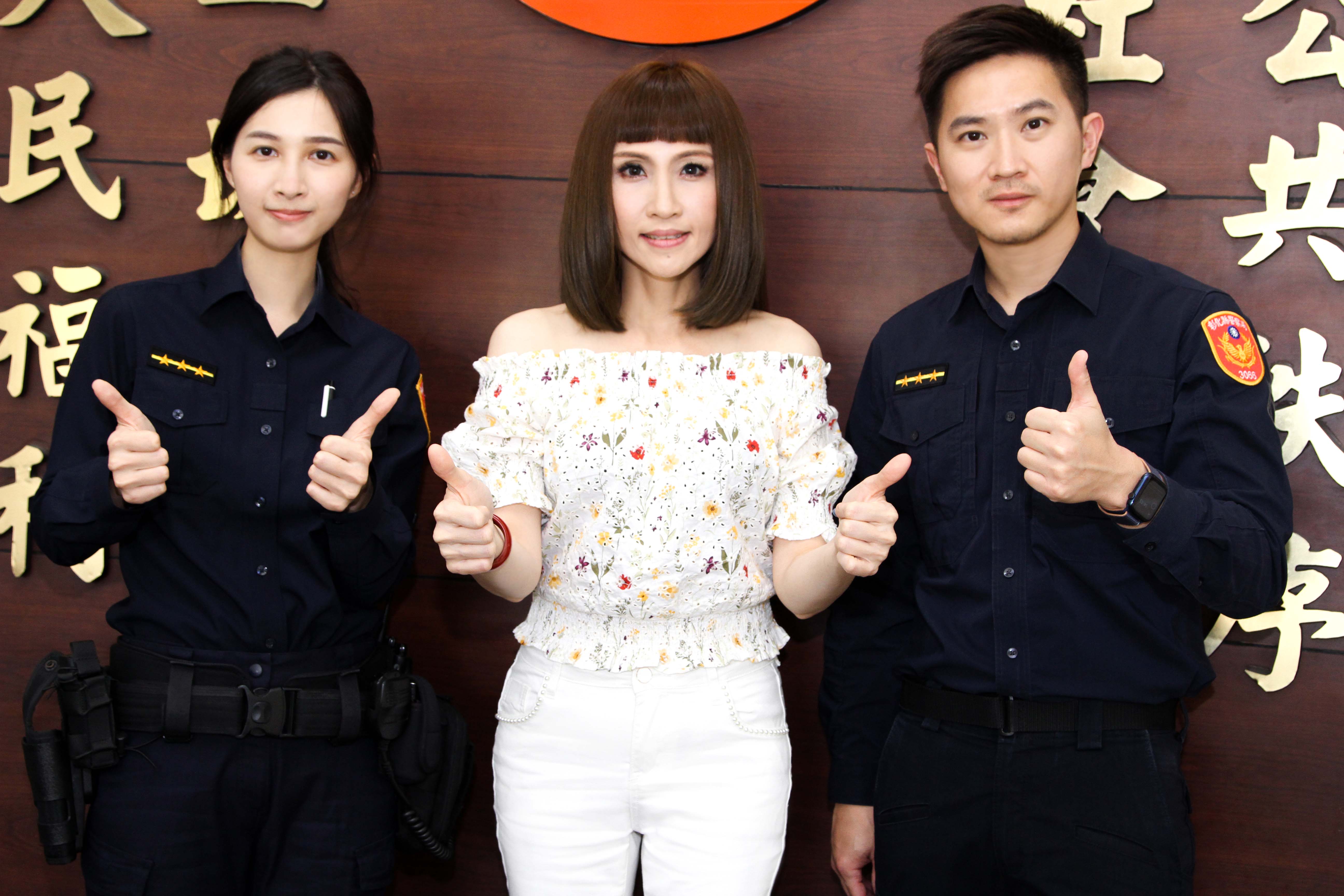 楊惠絜(中)及警察王彤鈺(左)、楊浩民(右)。(圖/音圓唱片提供)