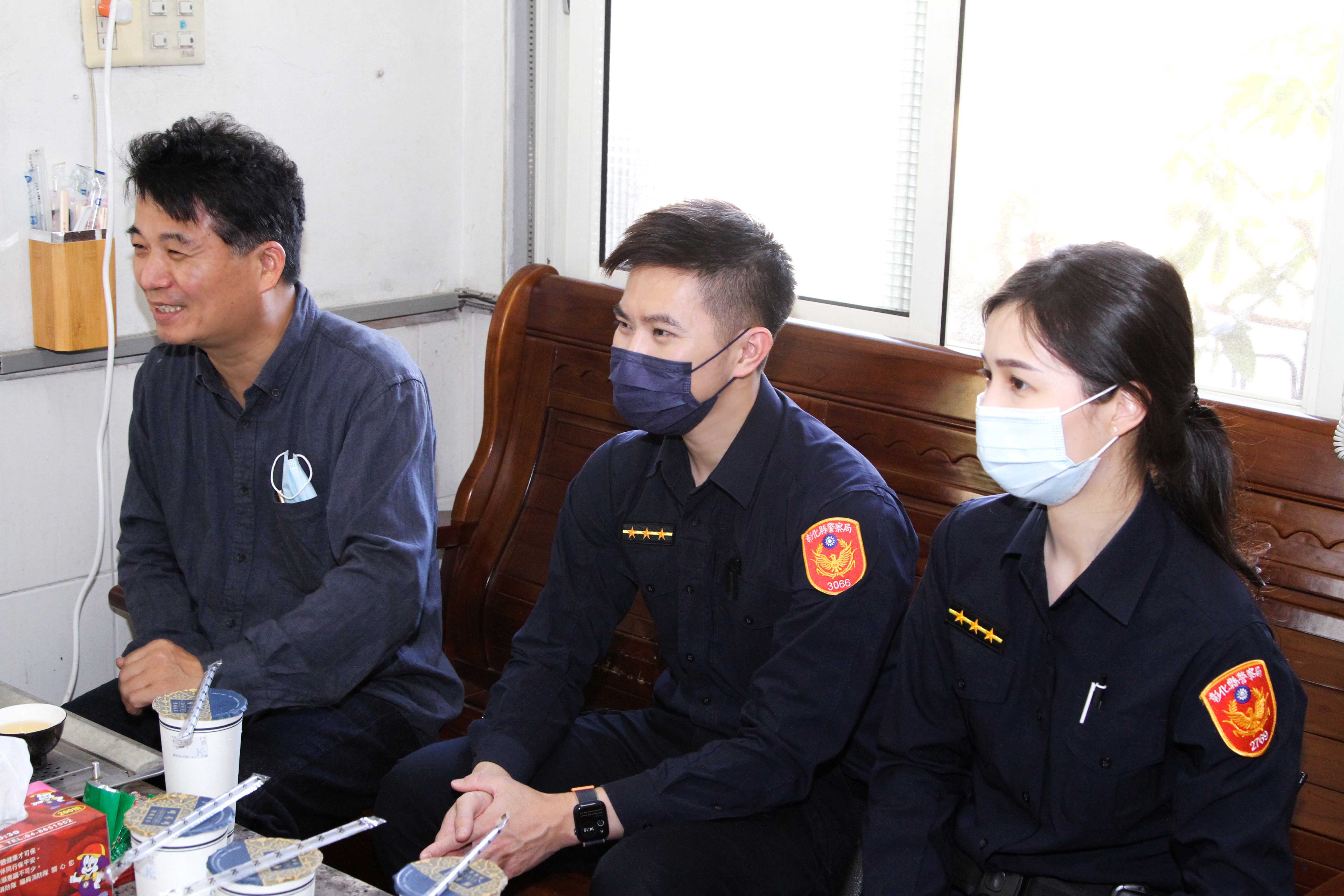 楊惠絜特別感謝溪湖派出所感謝所長陳煌明、員警楊浩民和王彤鈺。(圖/音圓唱片提供)