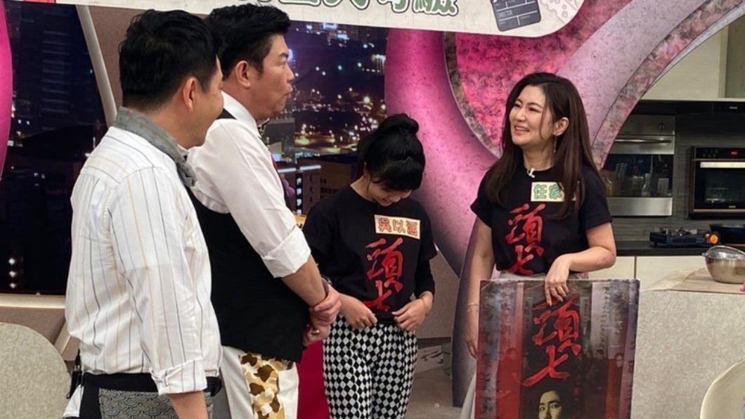 Selina(右)自認過去很怕蟲,但因為時常下廚,讓她逐漸突破心防。(圖/三立提供)