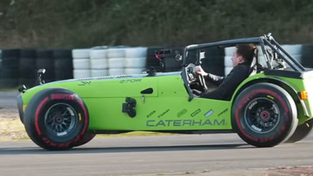 一圓男人夢想!網紅把普通汽車裝F1賽車胎 結果好幽默
