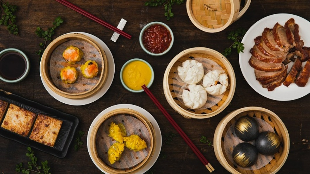 入住時選擇「Market Flavor悅．市集」享用異國料理晚餐自助饗宴；或於翌日退房至館內3樓「青雅中餐廳」品嘗道地港點吃到飽。（圖／新板希爾頓提供）
