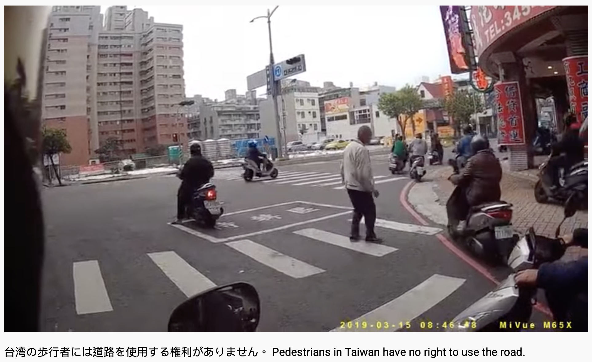 老伯去路遭到阻擋。(圖/翻攝自YouTube「台灣駕駛違規肇事資料庫」)