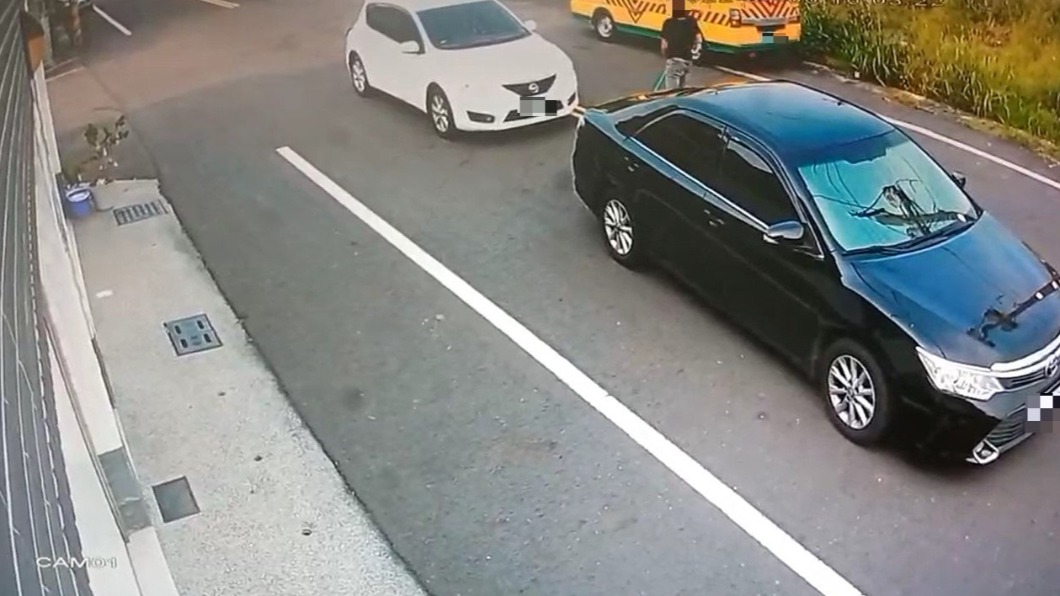 黑車駕駛拿著球棒上前理論。(圖/翻攝自記者爆料網)
