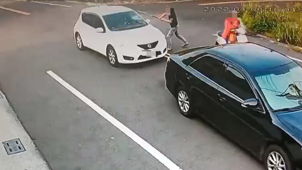 球棒男往白車擋風玻璃狠砸。(圖/翻攝自記者爆料網)