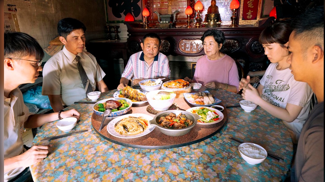 《洞裡的月亮》一家人坐在圓桌上吃到已逝父親所留下的家傳味道。(圖/中天娛樂台提供)