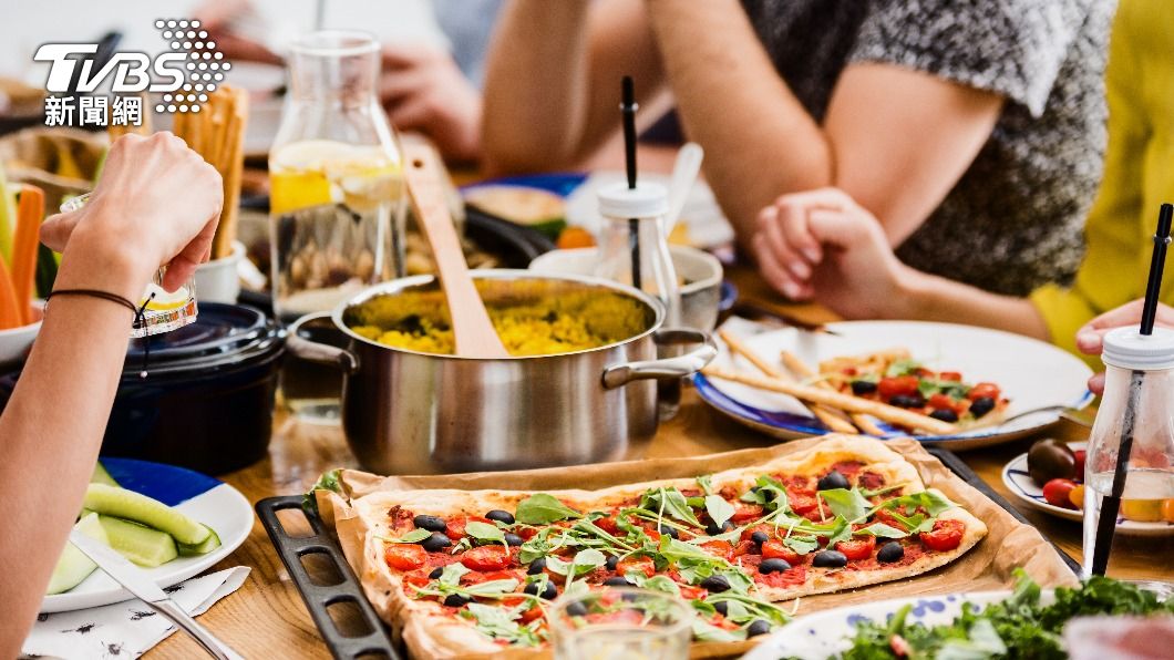 同事約聚餐時,不敢拒絕。(示意圖/shutterstock達志影像)