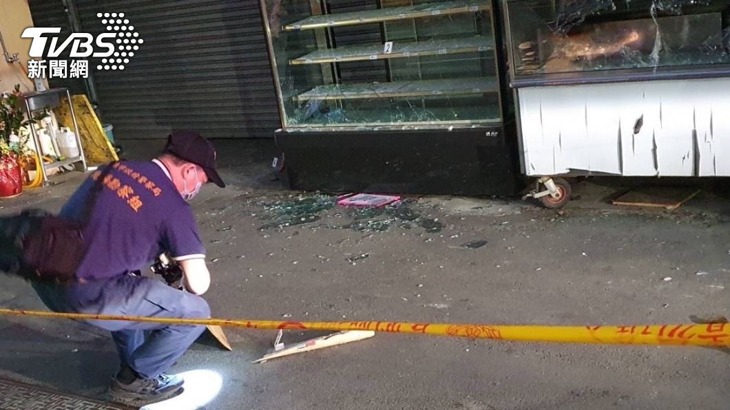 高雄燒烤店遭「球棒隊」狠砸 木棒斷裂、玻璃四散