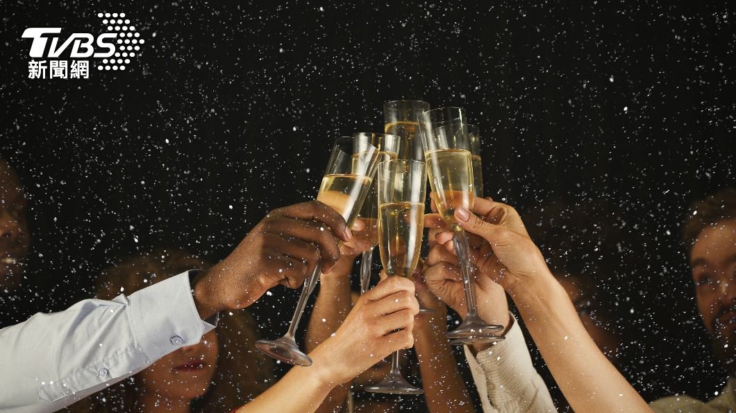 晚宴中大部分人都沒戴口罩,導致群聚感染。(示意圖/shutterstock 達志影像)