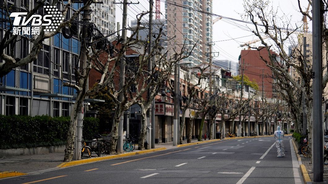 上海封城街上空無一人,只剩防疫人員巡邏。(圖/達志影像路透社)