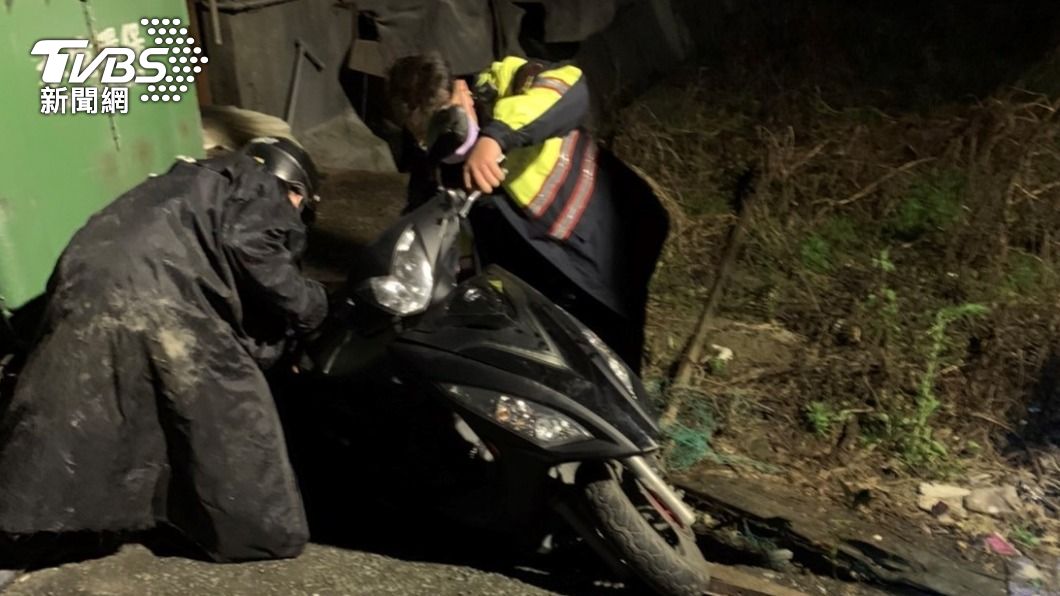 成為寶可夢訓練家好難！62歲翁凌晨騎車抓寶　慘摔落田