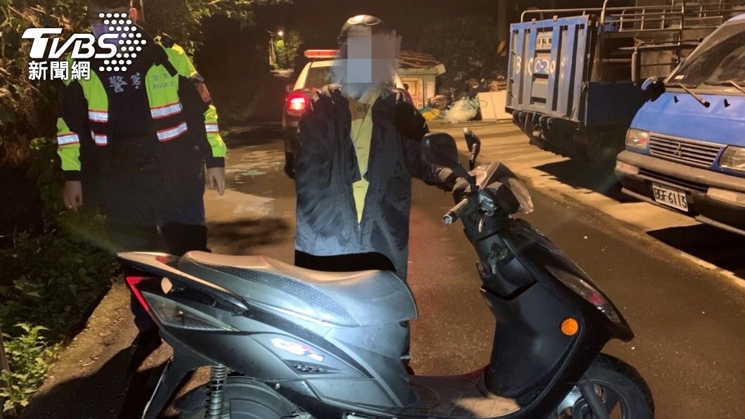 員警協助老翁將機車抬上路面。（圖／TVBS）