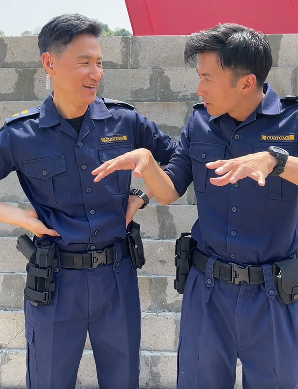 謝霆鋒(右)受訪時,學起張學友過去電影中的招式「蛤蟆功」。(圖/翻攝自《海關戰線》微博)