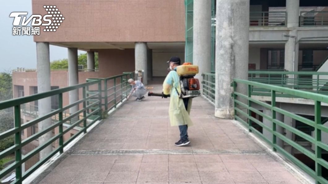 中正大學消毒。（圖／TVBS）