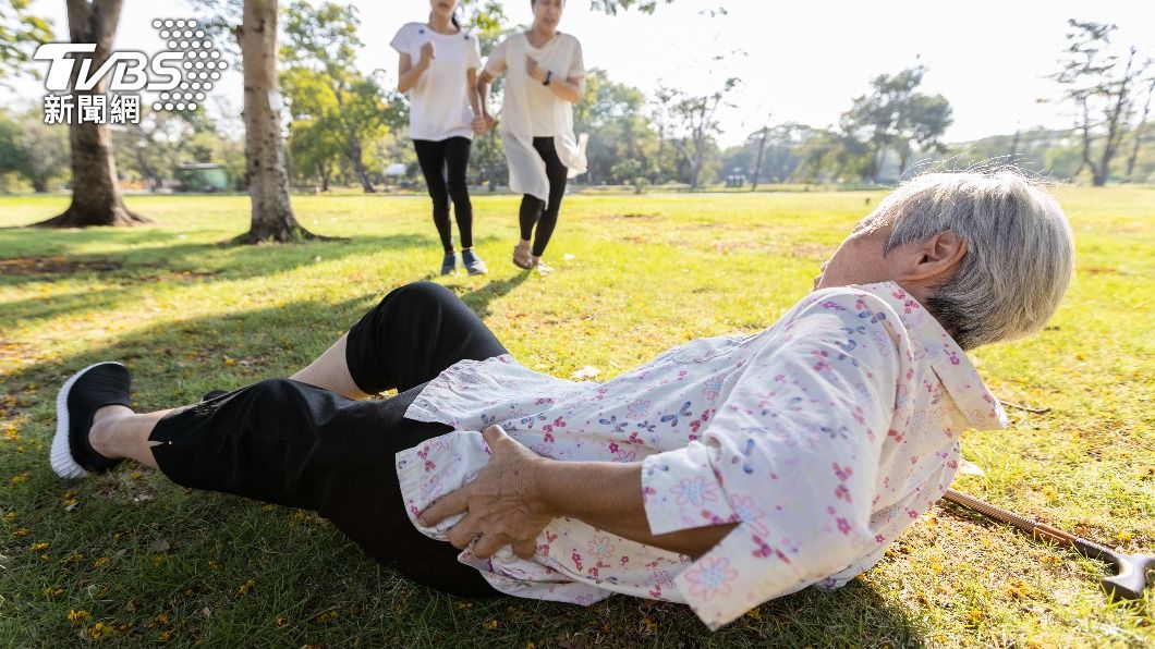 醫生指出,50歲以上的民眾就約有3成骨密度不佳。(示意圖/shutterstock達志影像)