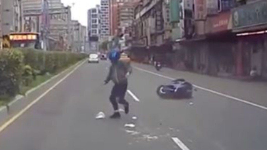 騎士翻滾後爬起，自行將機車牽起離開。（圖／翻攝自爆廢公社公開版 臉書）