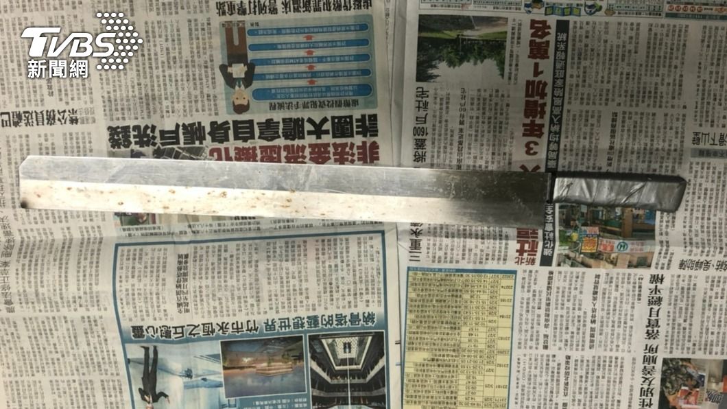 警方查扣西瓜刀。（圖／TVBS）