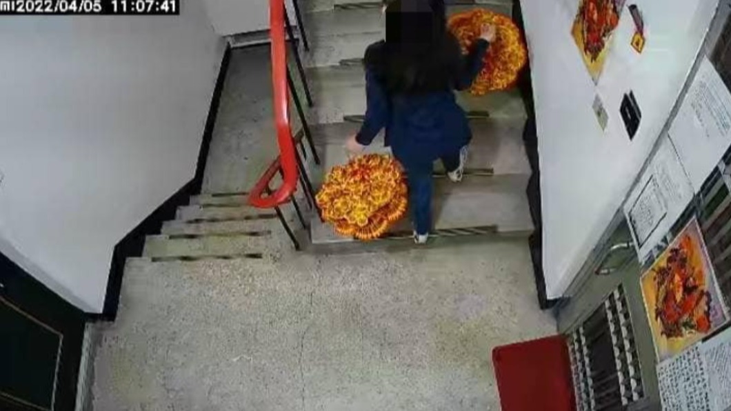 爆料者稱不斷有喪家進出該處公寓。(圖/翻攝自爆料公社)