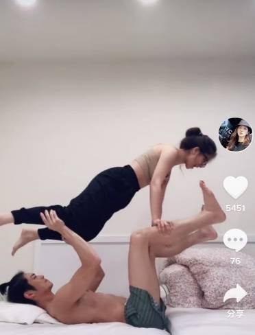 周曉涵與神祕男子在床上運動。（圖／翻攝自TikTok）