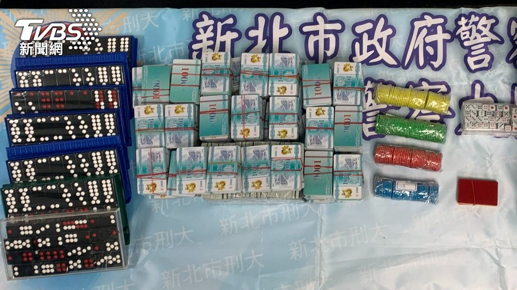警方查扣賭資、賭具。(圖/TVBS)