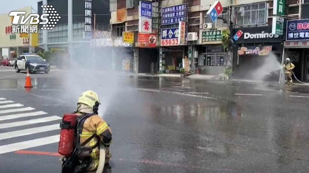 台南天然氣外洩!路面隆起騎士摔車 瓦斯味濃嚇壞民眾