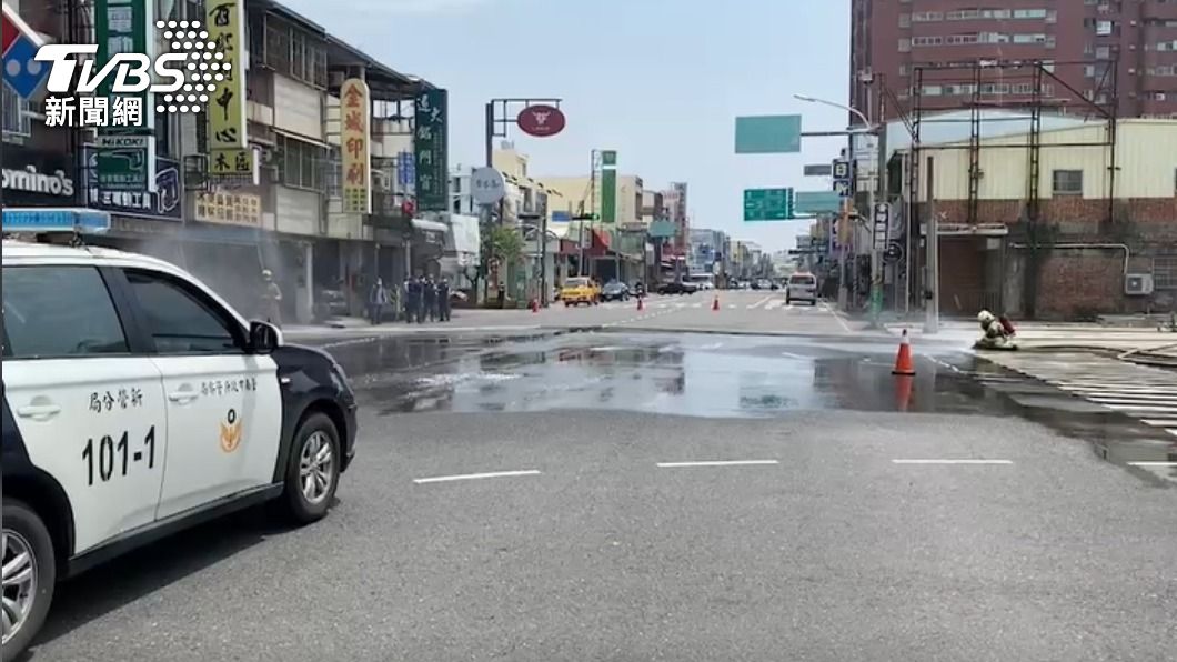 有一名騎士路過重摔在地。(圖/TVBS)