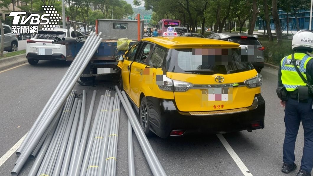 小貨車上的塑膠水管散落。(圖/TVBS)