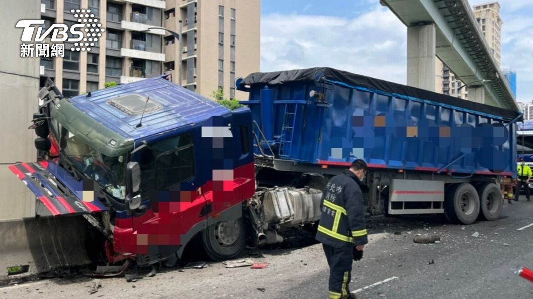 才剛下匝道!砂石車剎車突失控 「騎上」護欄車頭碎裂