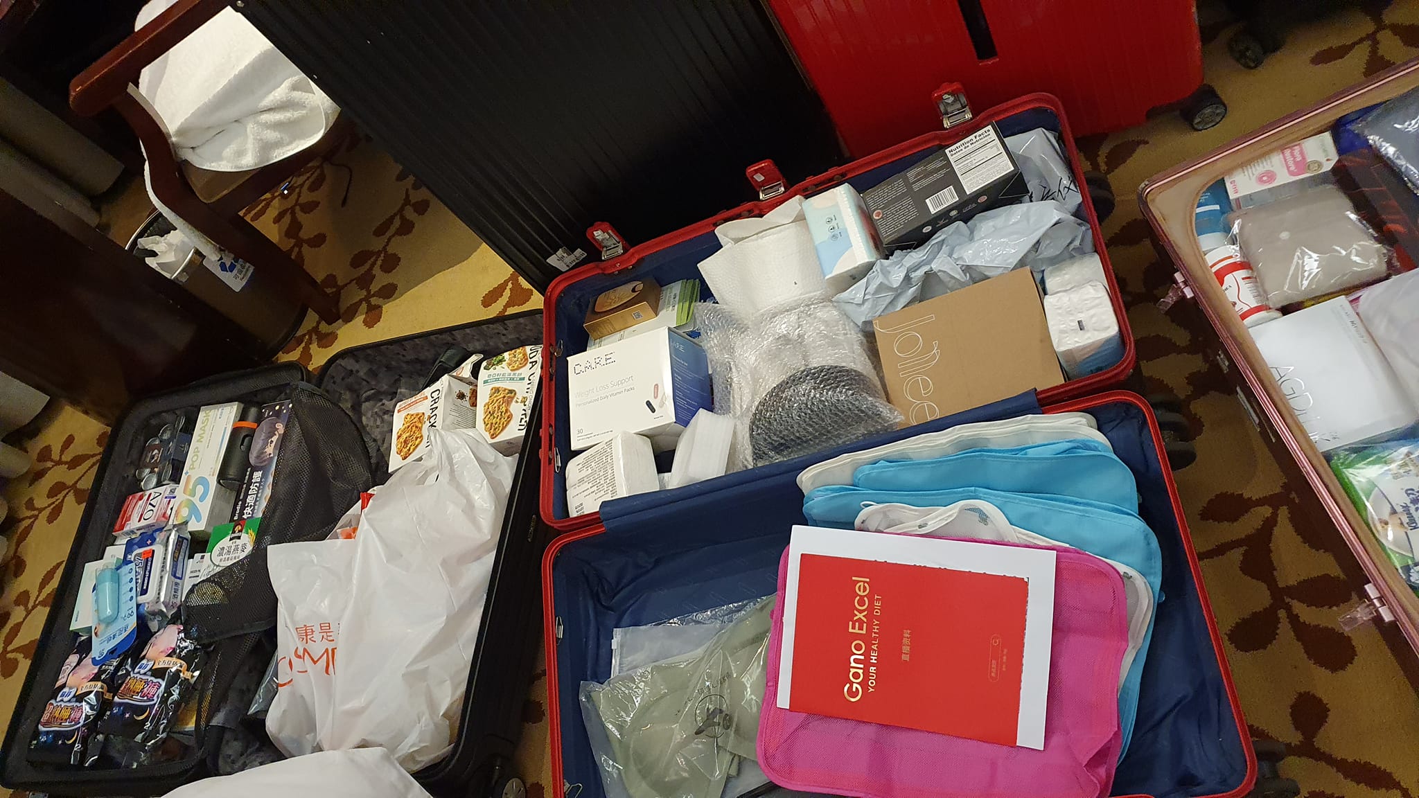 寇乃馨隔離期間照樣直播帶貨,物品堆滿整個房間。(圖/翻攝寇乃馨臉書)