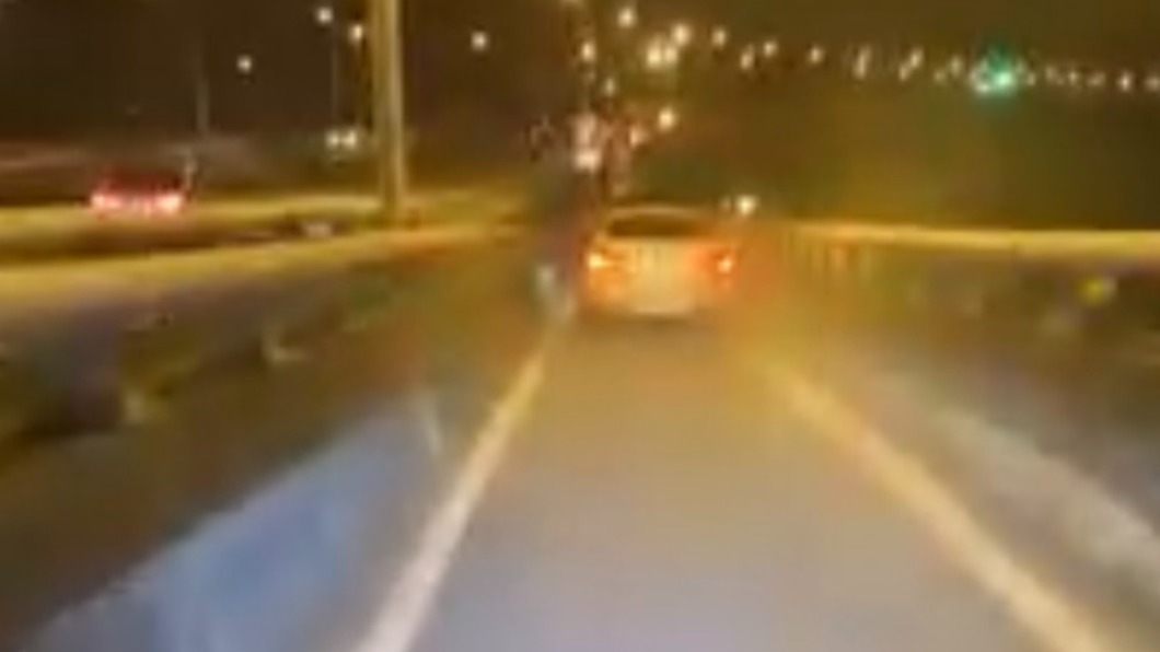 小轎車右車身磨擦水泥護欄，揚起灰塵白煙。（圖／翻攝爆料公社）