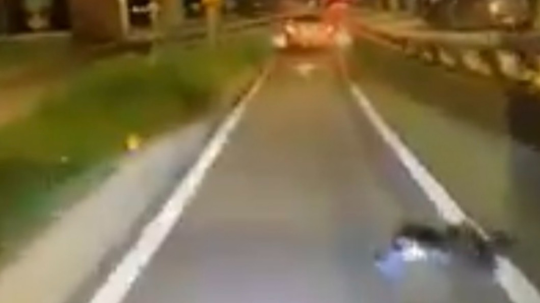 小轎車底盤零件脫落。（圖／翻攝爆料公社）