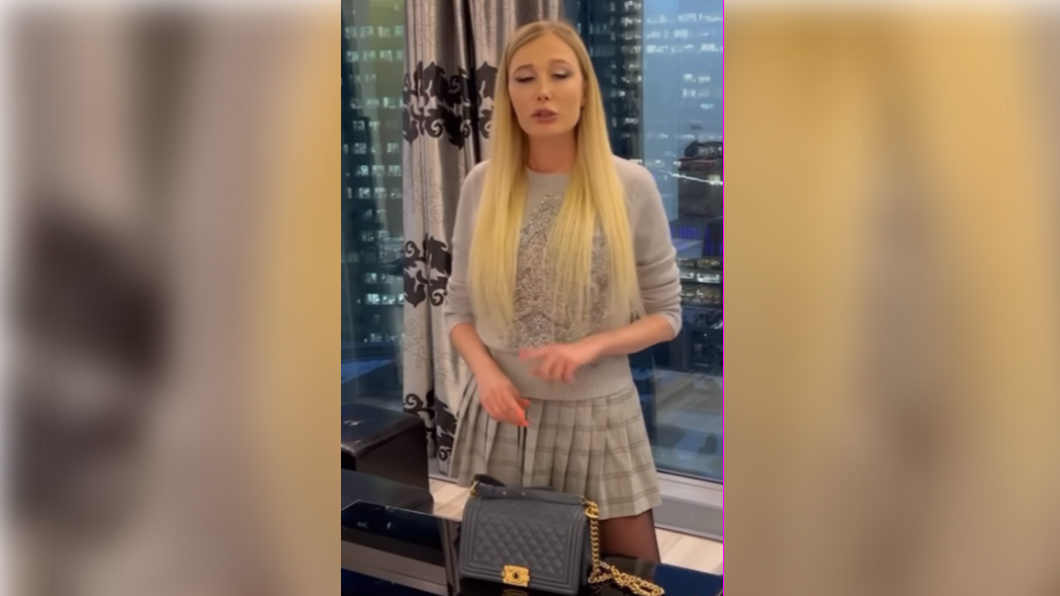 艾莫什金娜將剪爛香奈兒包的影片PO上網。(圖/翻攝自艾莫什金娜IG)