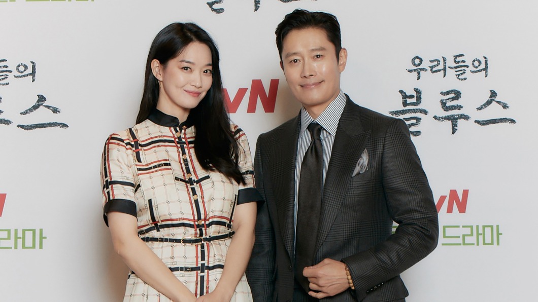 李炳憲（右）、申敏兒劇中譜出戀曲。（圖／Netflix提供）