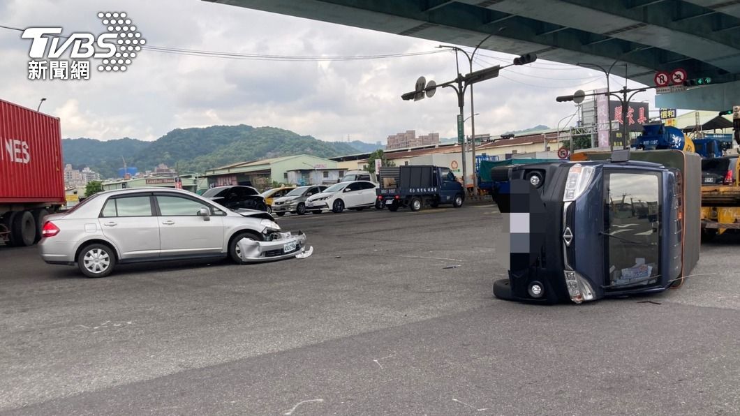 小貨車翻覆。(圖/TVBS)