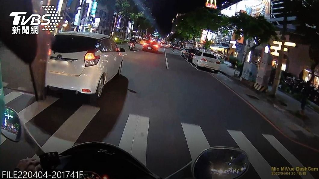 2名員警一路鳴笛協助送醫。(圖/TVBS)