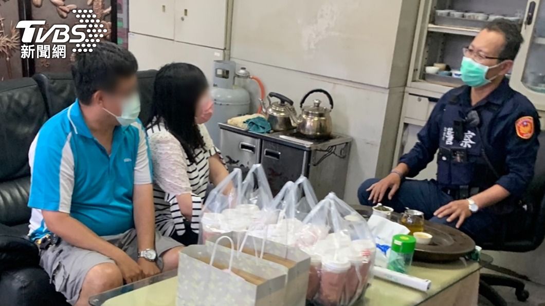 夫妻倆隔天帶禮上警局致謝。(圖/TVBS)
